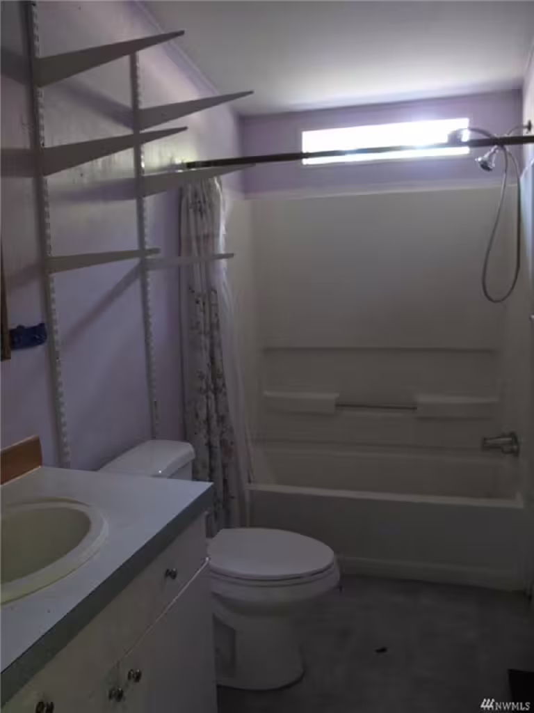22507 137th St NE Guest Bath Before