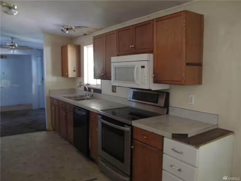 22507 137th St NE Kitchen Before