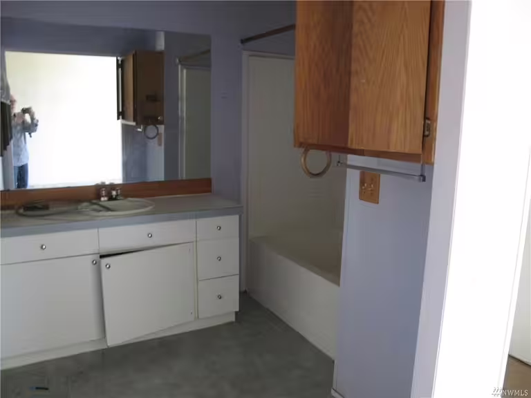22507 137th St NE Master Bathroom Before